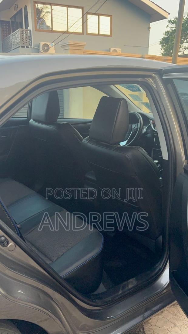 Toyota Corolla SE (1.8L 4cyl 6M) 2018 Brown