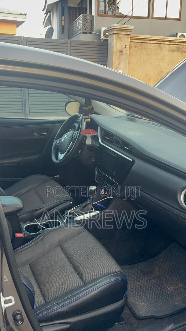 Toyota Corolla SE (1.8L 4cyl 6M) 2018 Brown