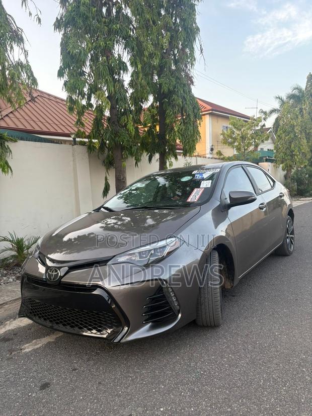 Toyota Corolla SE (1.8L 4cyl 6M) 2018 Brown