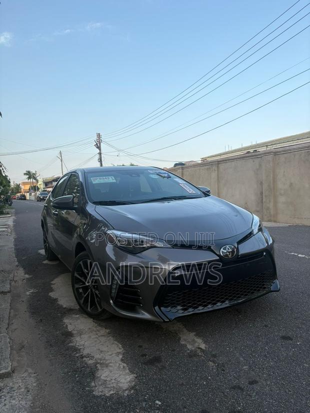Toyota Corolla SE (1.8L 4cyl 6M) 2018 Brown