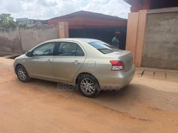 Toyota Belta 2010 Gold