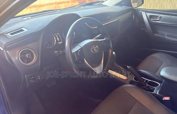 Toyota Corolla SE (1.8L 4cyl 2A) 2019 Blue