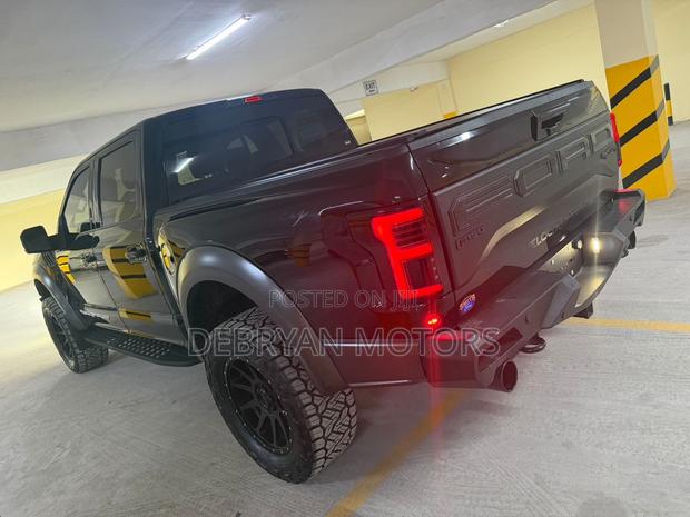 Ford F-150 Raptor 4x4 SuperCrew Cab Styleside 5.5 ft. box 145 in. WB