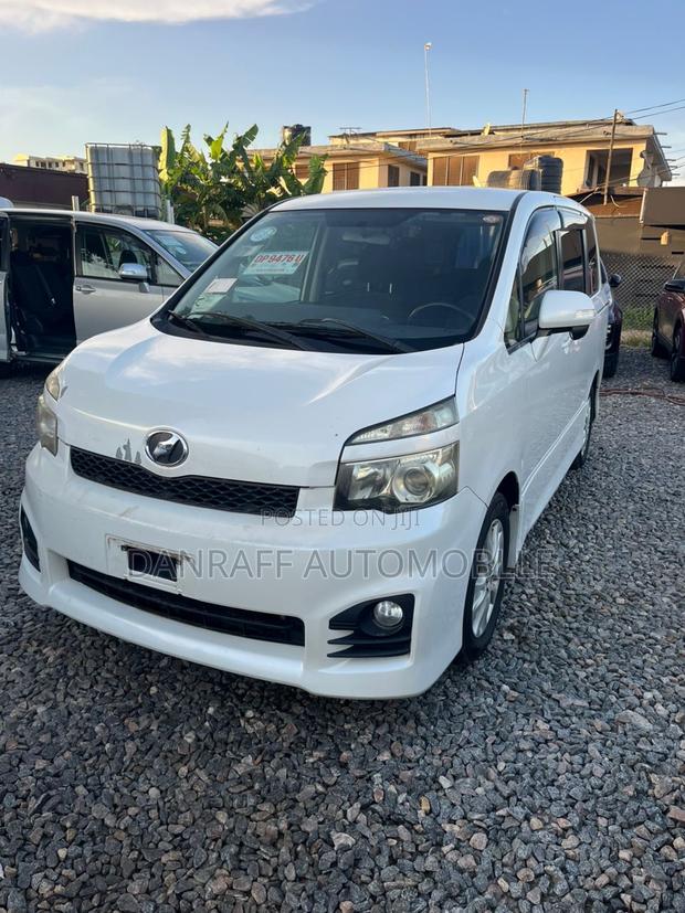 Toyota Voxy 2010 White