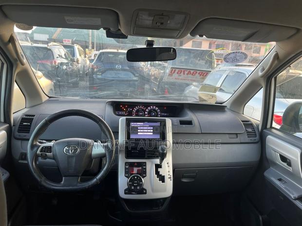 Toyota Voxy 2010 White
