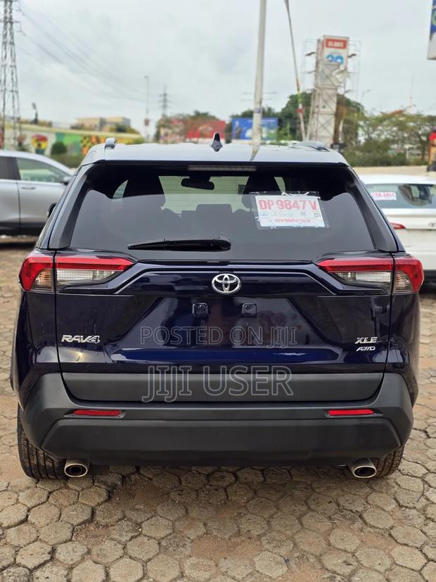 Toyota RAV4 XLE 2021 Blue