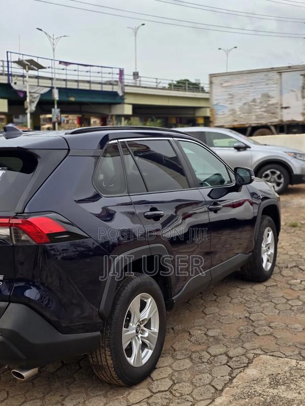 Toyota RAV4 XLE 2021 Blue