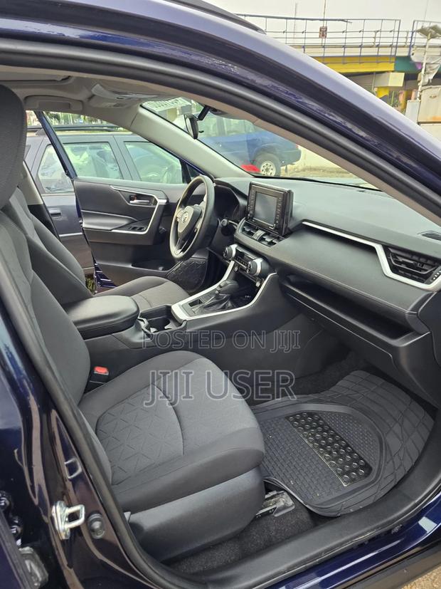 Toyota RAV4 XLE 2021 Blue