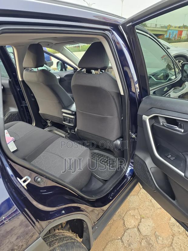 Toyota RAV4 XLE 2021 Blue