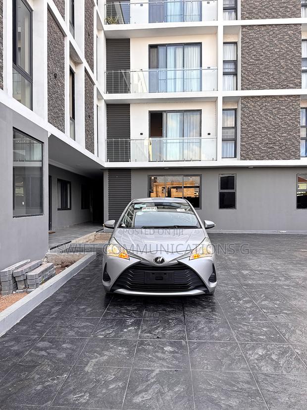 Toyota Vitz 1.3 FWD 5dr 2017 Silver