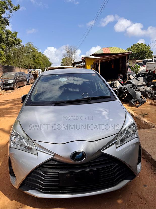 Toyota Vitz 1.3 FWD 5dr 2018 Gray