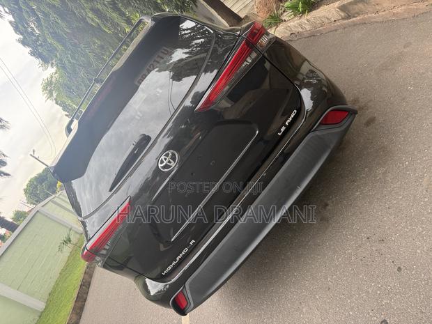 Toyota Highlander LE 2021 Black