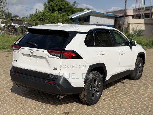 Toyota RAV4 LE AWD 2024 White