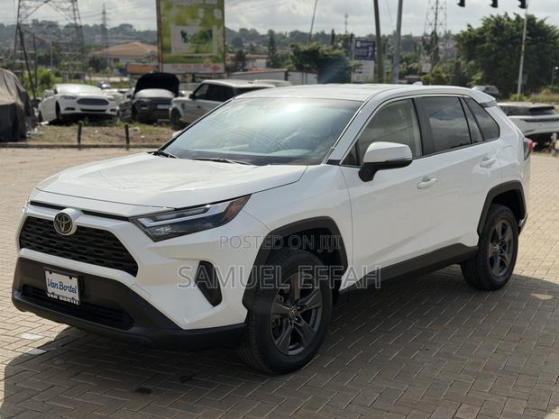 Toyota RAV4 LE AWD 2024 White
