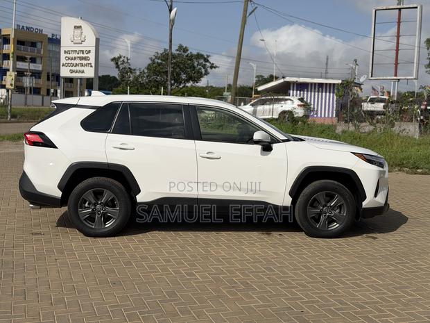 Toyota RAV4 LE AWD 2024 White