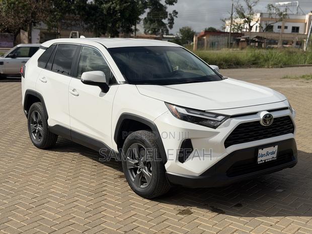 Toyota RAV4 LE AWD 2024 White