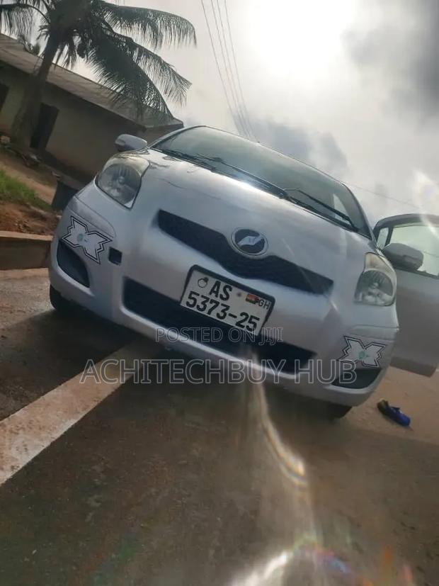 Toyota Vitz 2010 Silver