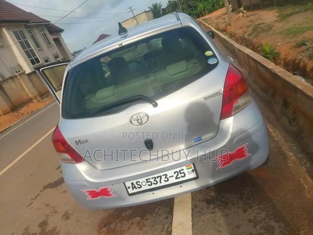 Toyota Vitz 2010 Silver