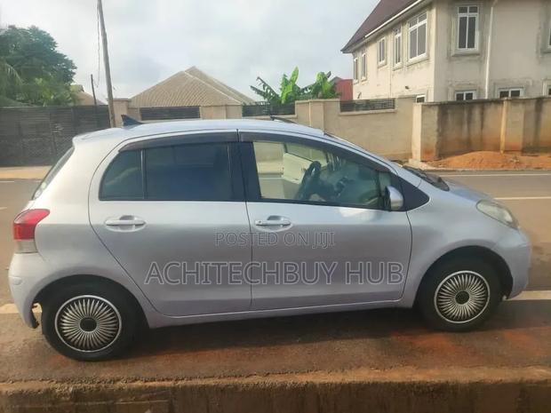 Toyota Vitz 2010 Silver
