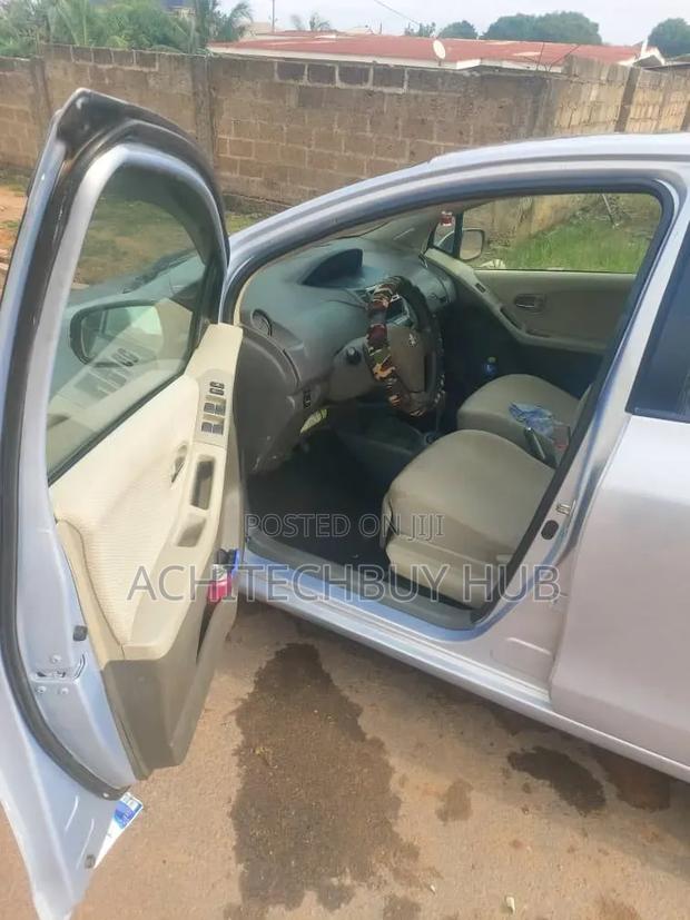 Toyota Vitz 2010 Silver