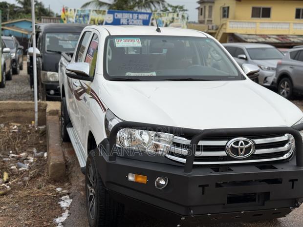 Toyota Hilux 2022 White