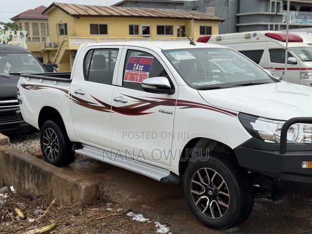 Toyota Hilux 2022 White