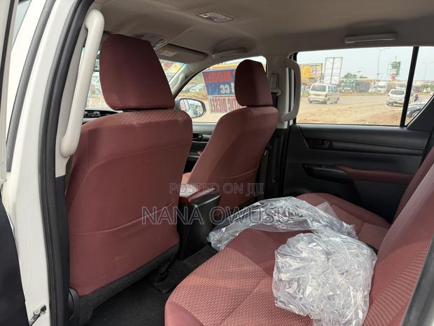 Toyota Hilux 2022 White