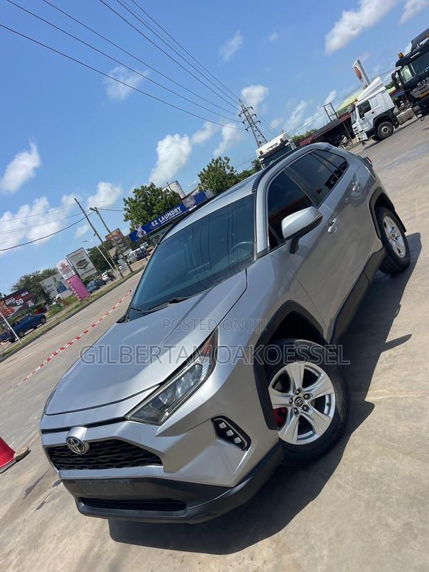 Toyota RAV4 XLE Premium AWD 2019 Silver
