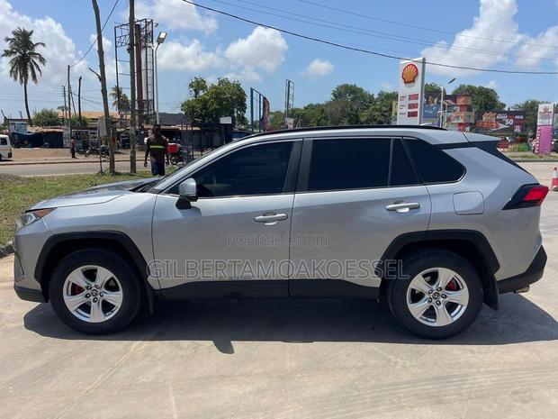 Toyota RAV4 XLE Premium AWD 2019 Silver