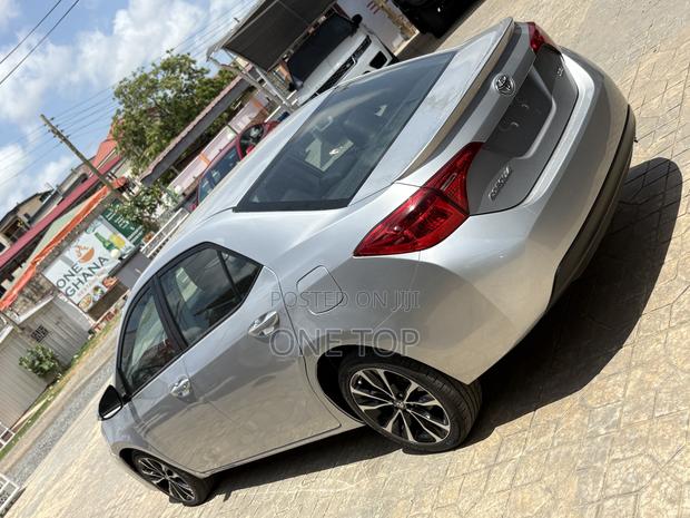 Toyota Corolla SE 4dr Sedan (1.8L 4cyl CVT) 2017 Silver
