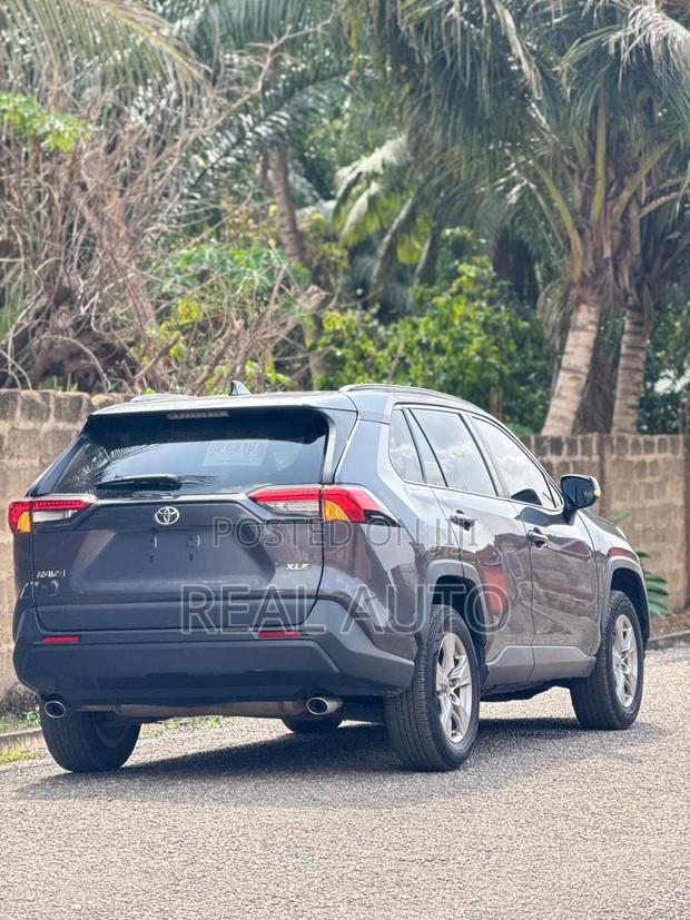 Toyota RAV4 XLE AWD 2023 Gray