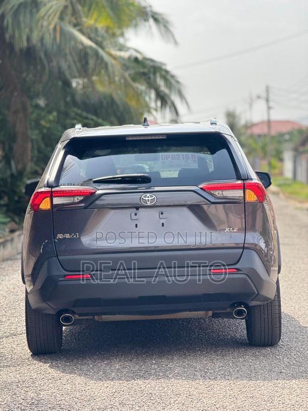 Toyota RAV4 XLE AWD 2023 Gray