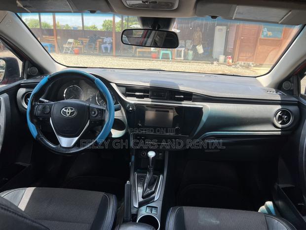 Toyota Corolla SE (1.8L 4cyl 6M) 2018 Red
