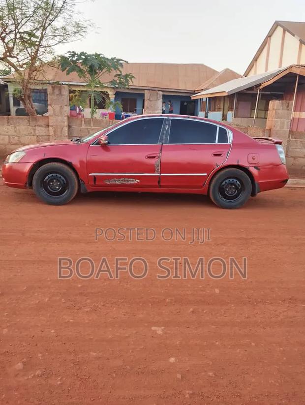 Nissan Altima 2002 Red