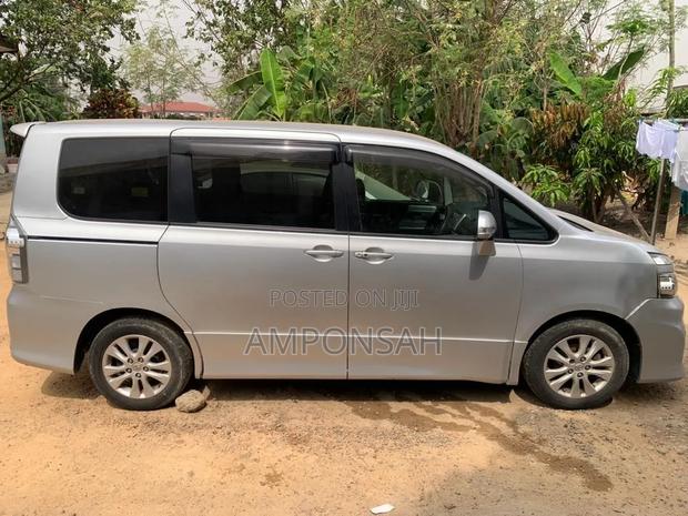 Toyota Voxy 2011 Silver