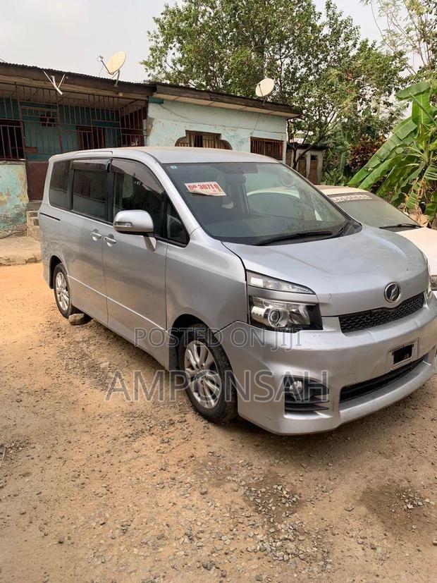 Toyota Voxy 2011 Silver