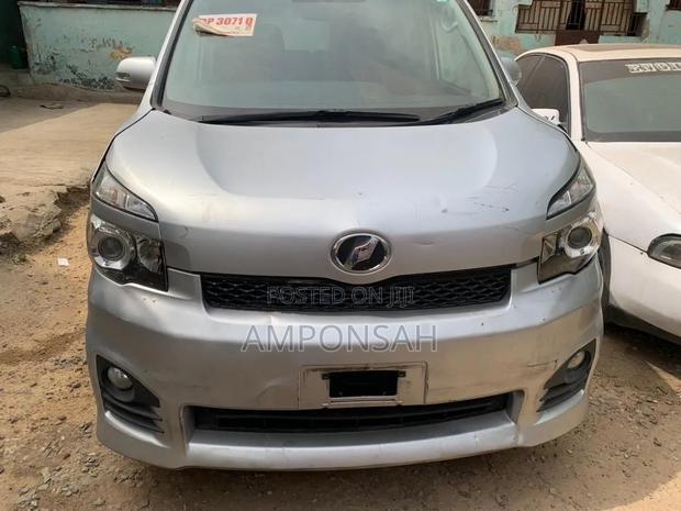 Toyota Voxy 2011 Silver