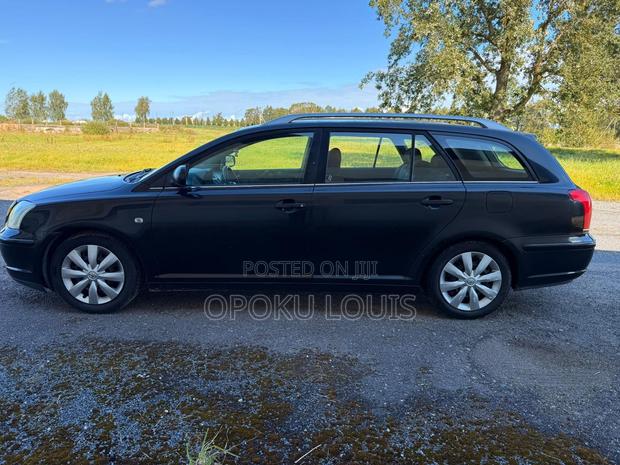 Toyota Avensis 2012 Black