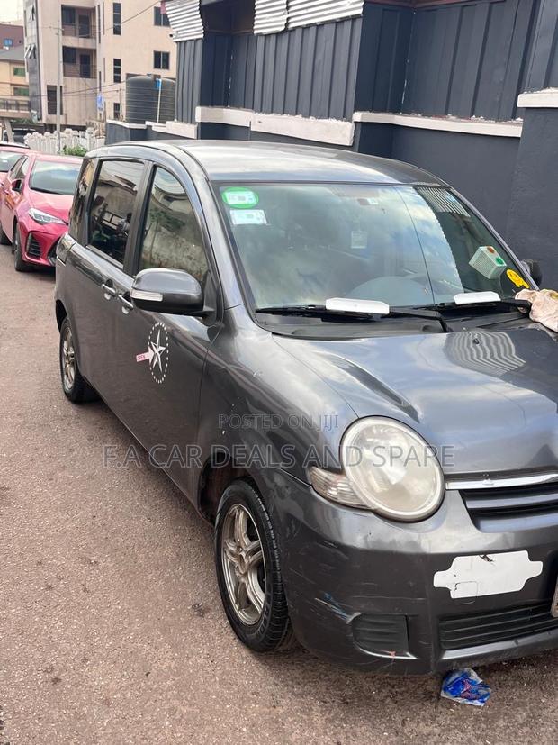 Toyota Sienta 1.5 AWD 2011 Gray