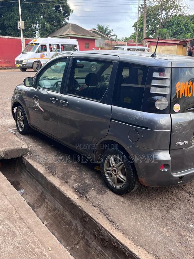 Toyota Sienta 1.5 AWD 2011 Gray