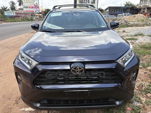 Toyota RAV4 2021 Blue