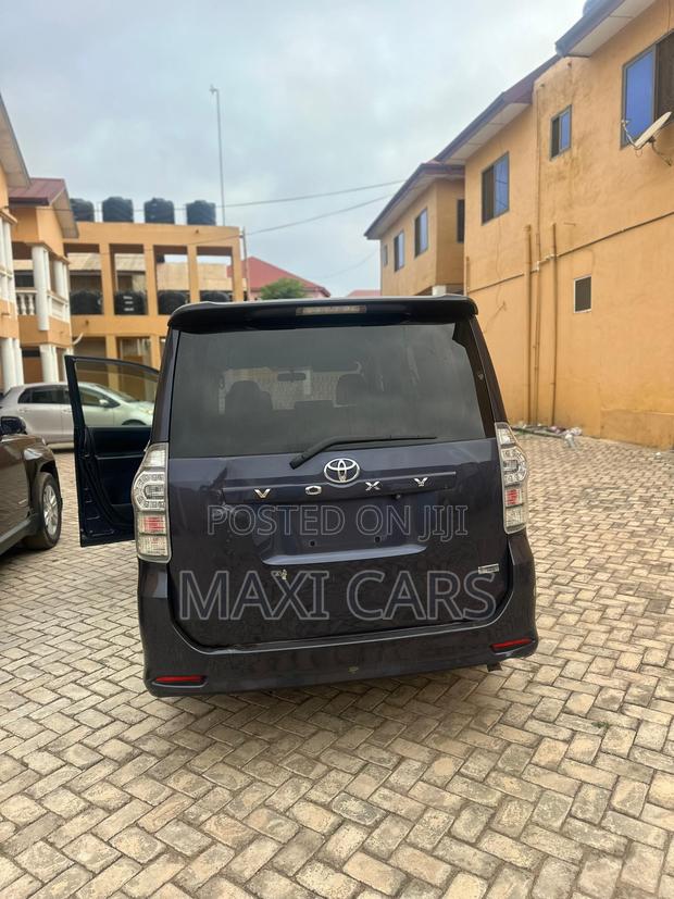 Toyota Voxy 2010 Blue