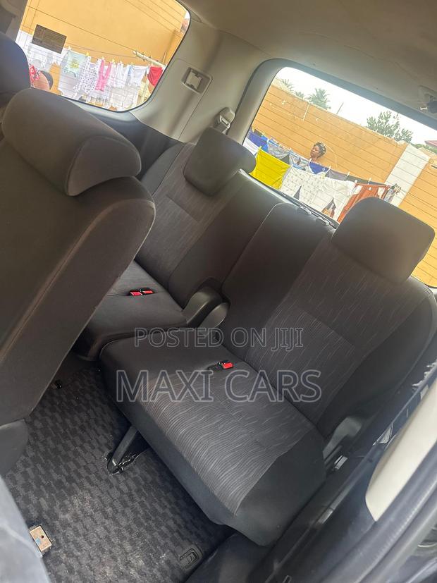 Toyota Voxy 2010 Blue