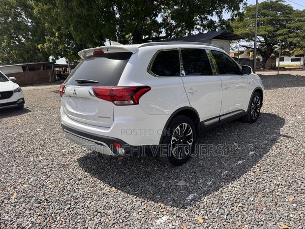 Mitsubishi Outlander 2019 White