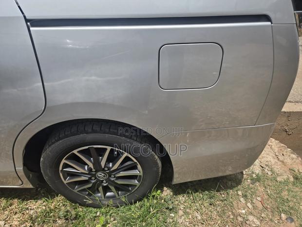 Toyota Voxy 2015 Silver