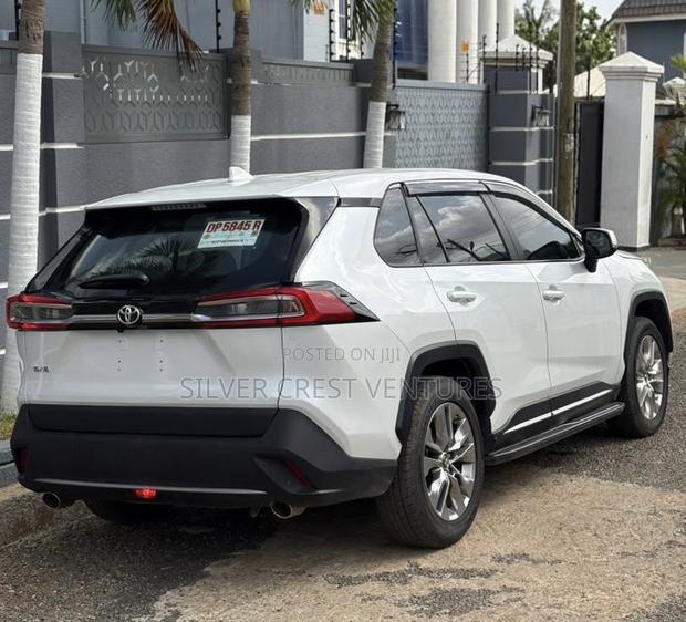 Toyota RAV4 XLE 2022 White