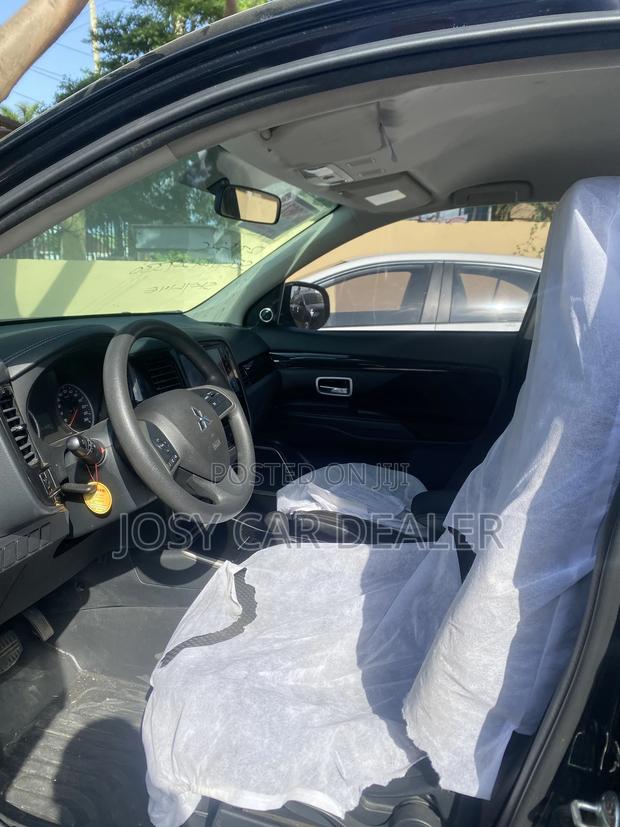 Mitsubishi Outlander 2022 Black