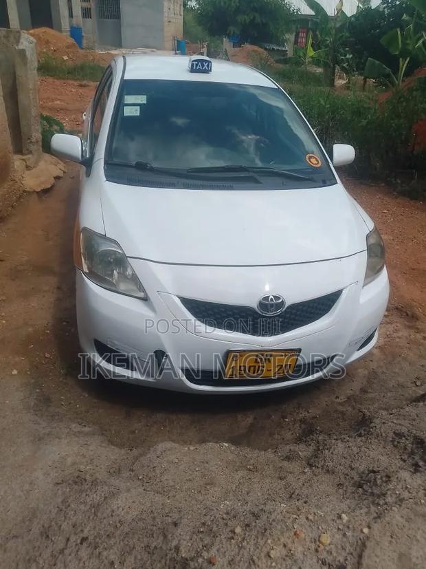 Toyota Yaris Base Sedan 4dr 2010 White