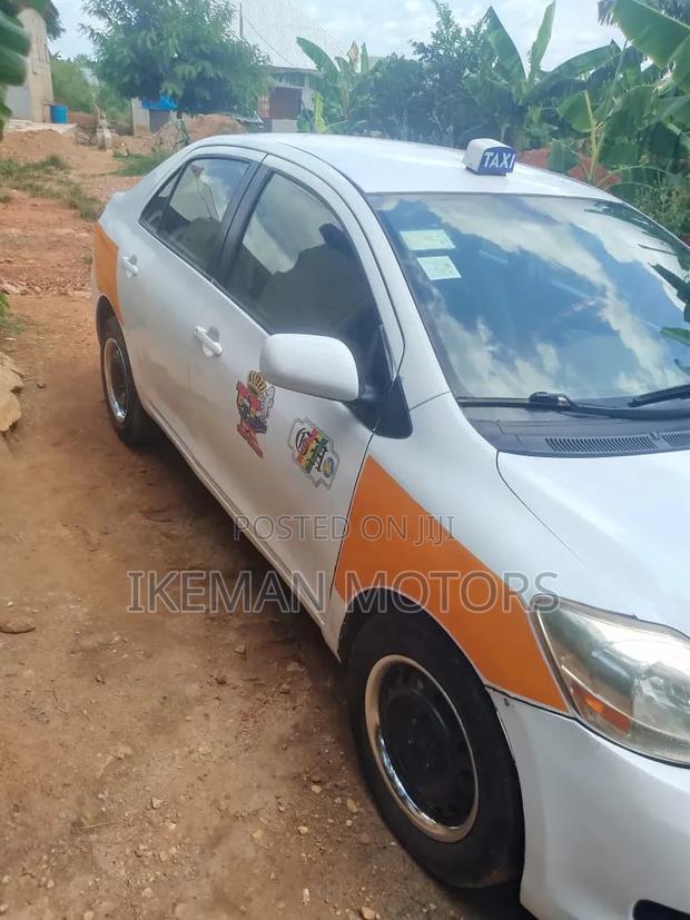 Toyota Yaris Base Sedan 4dr 2010 White