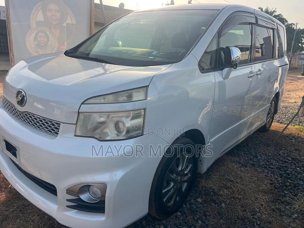 Toyota Voxy 2013 White